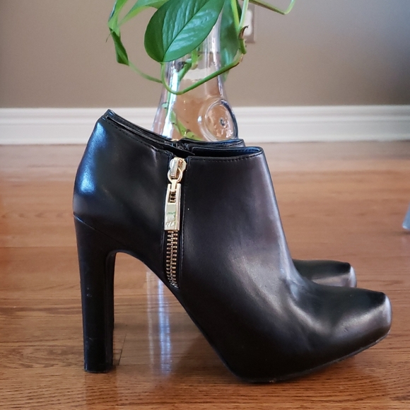 Marc Fisher - Picture 2 of 6